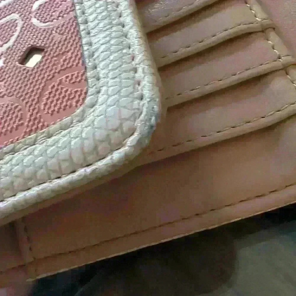 Guess Tri-fold Wallet - Picture 13 of 15